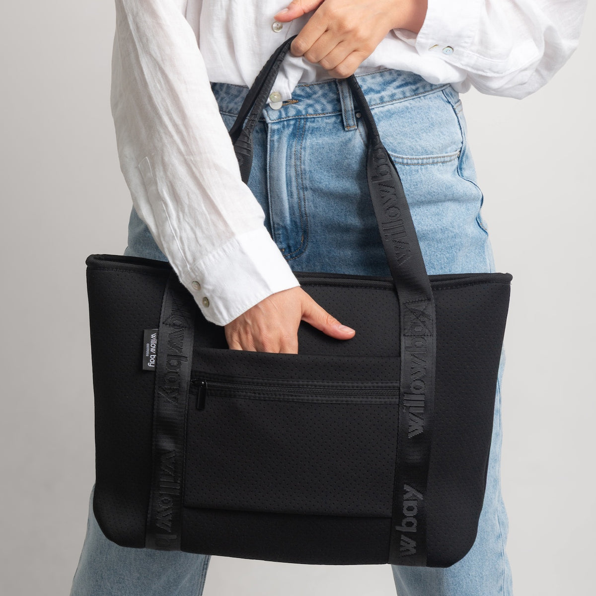 BOUTIQUE TRAVEL Neoprene Tote Bag With Zip (with luggage/trolley sleeve) - BLACK (With Black Handle)