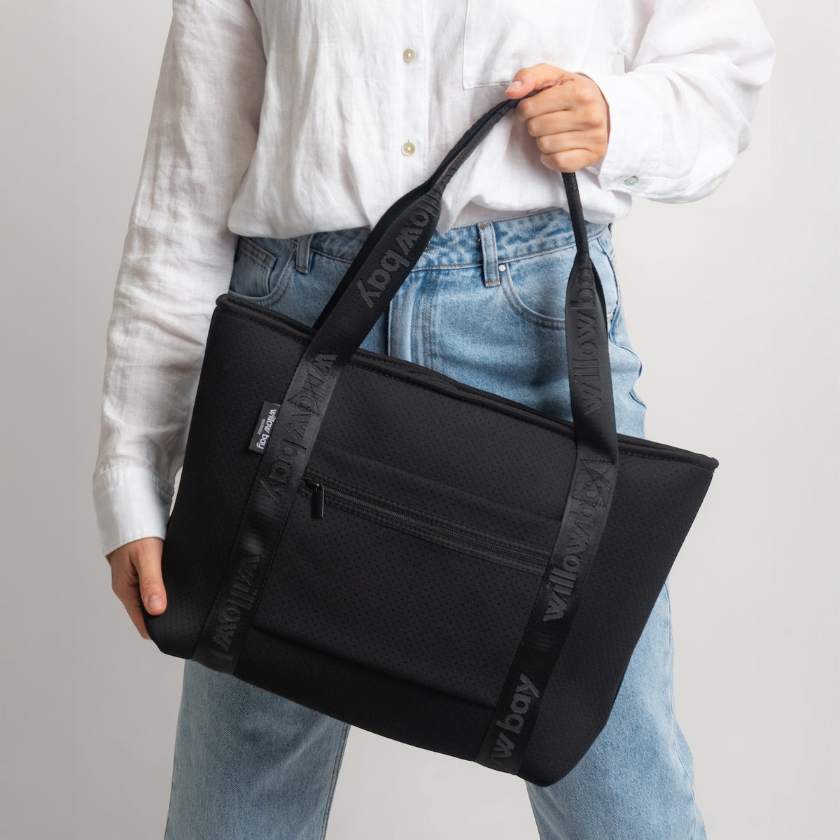 BOUTIQUE TRAVEL Neoprene Tote Bag With Zip (with luggage/trolley sleeve) - BLACK (With Black Handle)